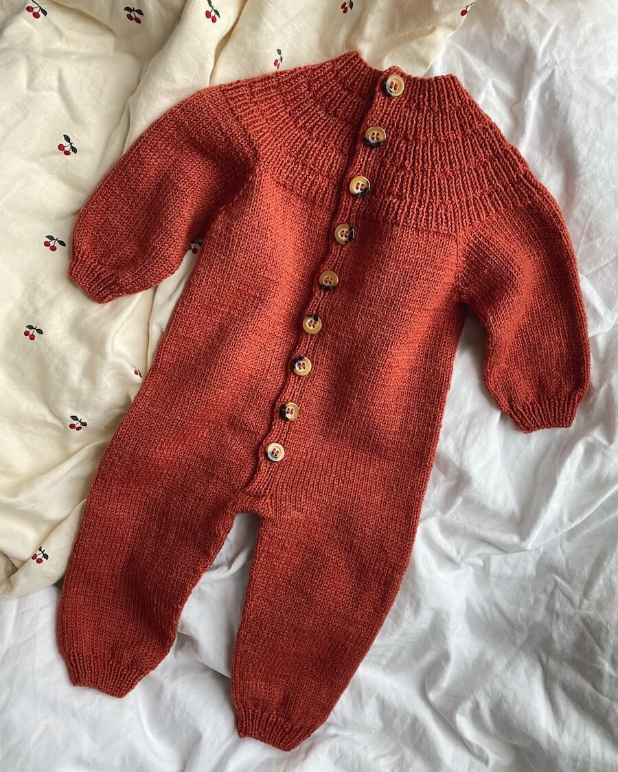 Kuvassa on PetiteKnit Anker's Onesie-neuleen ohje (Armi Yarns).