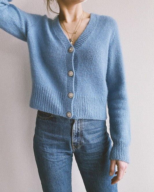 Kuvassa on PetiteKnit April Cardigan -neuletakin ohje (pattern).