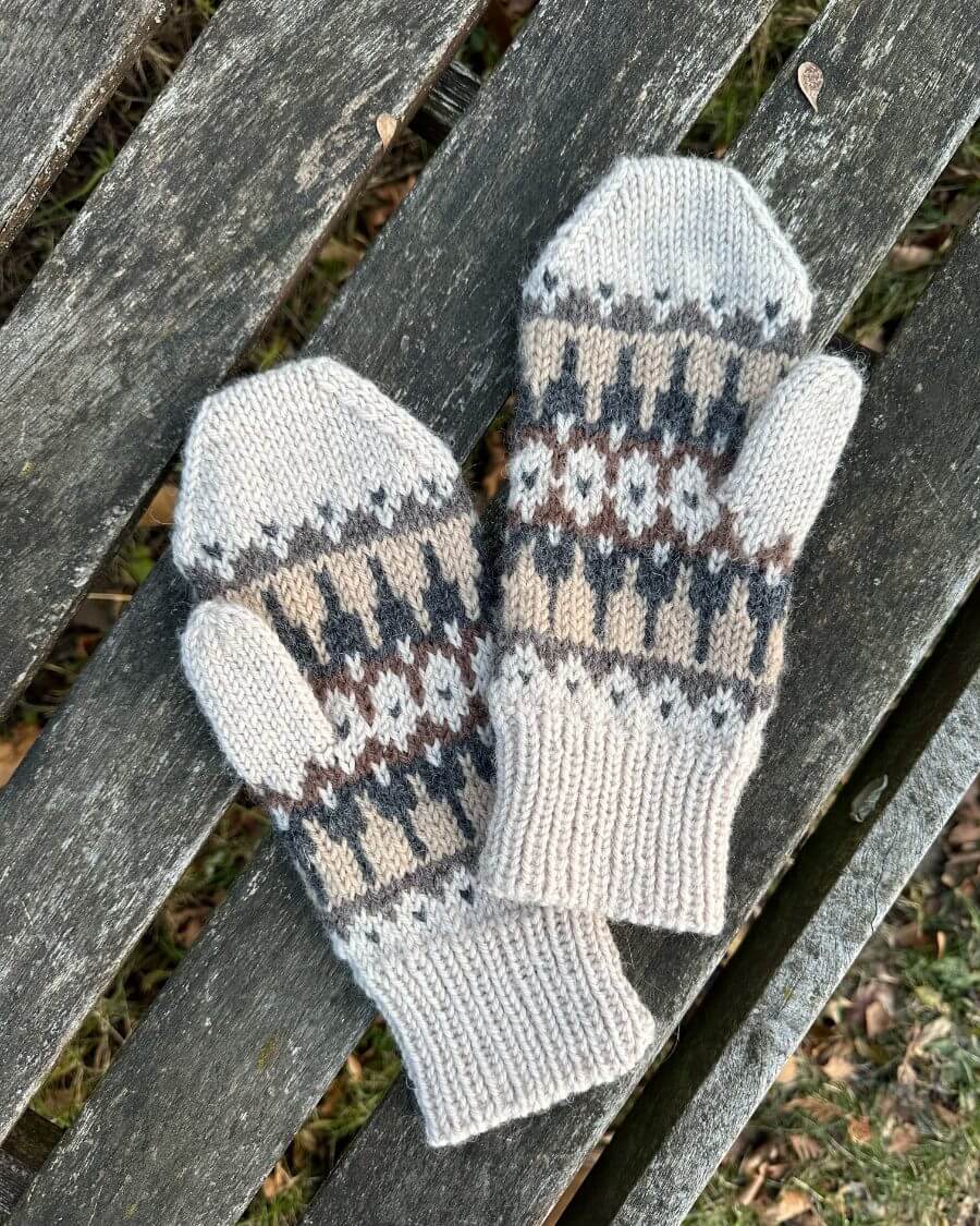 Kuvassa on PetiteKnit Celeste Mittens -neuleohje (pattern).