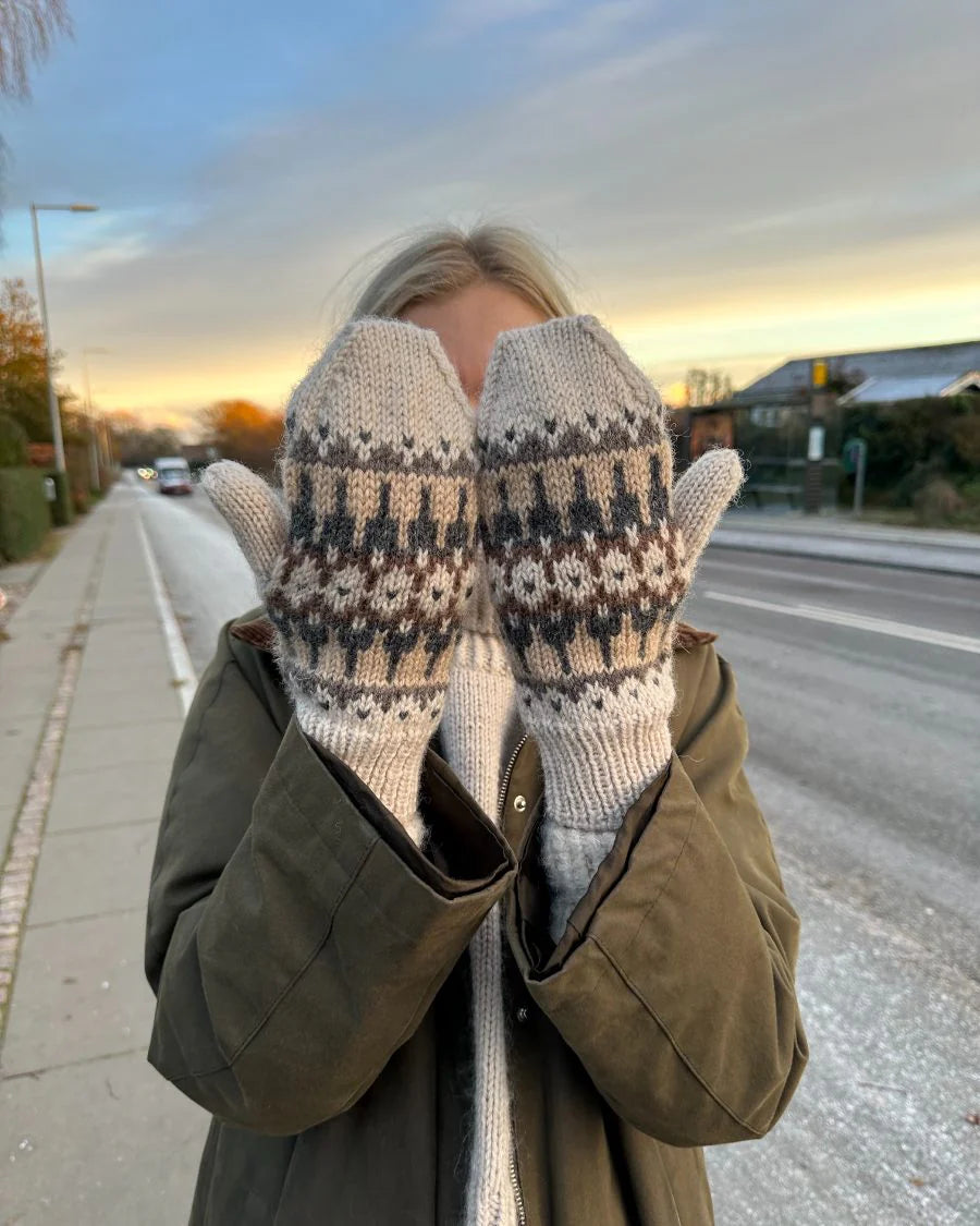 Kuvassa on PetiteKnit Celeste Mittens -neuleohje (pattern).