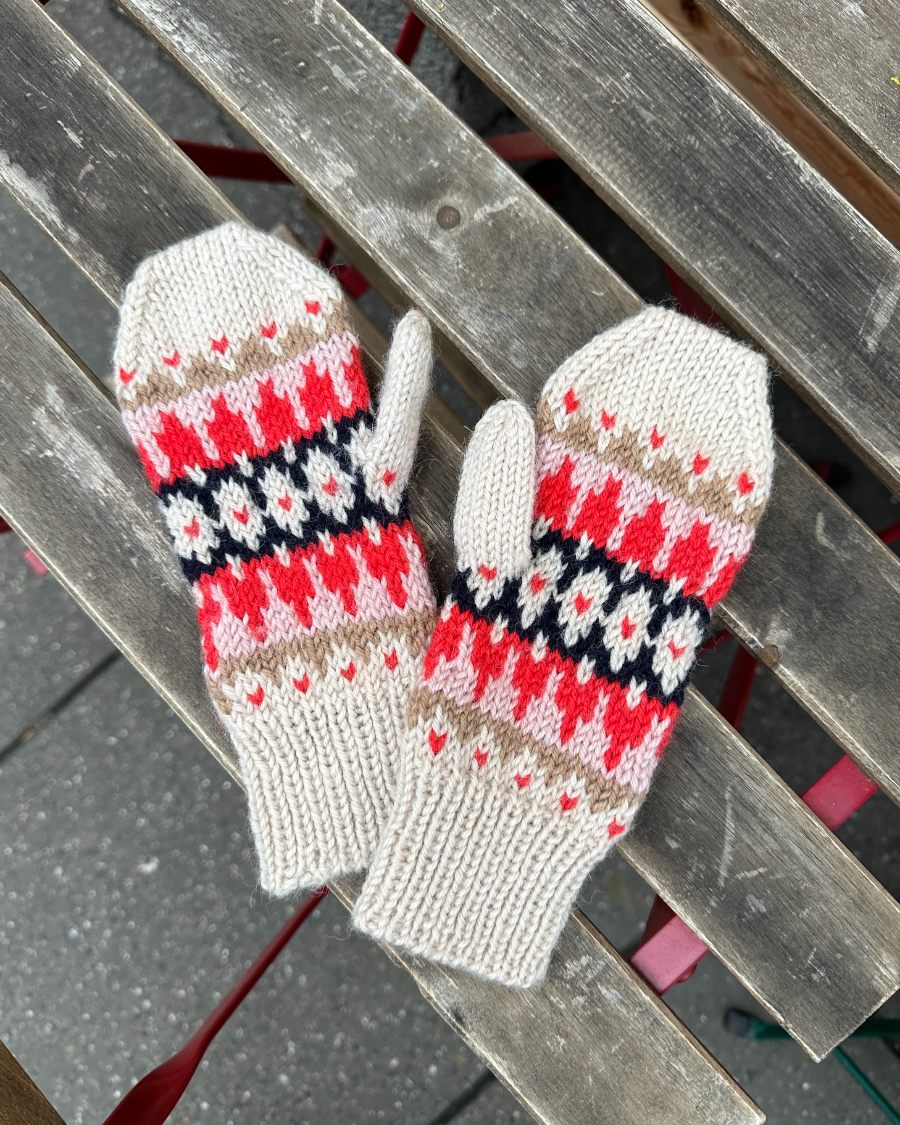 Kuvassa on PetiteKnit Celeste Mittens -neuleohje (pattern).