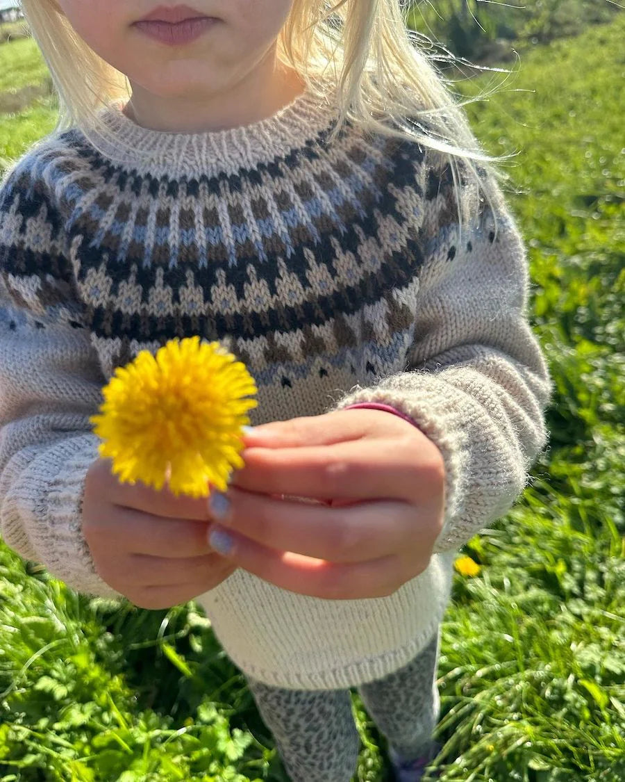 Kuvassa on PetiteKnit Celeste Sweater Junior -neuleohje (pattern).