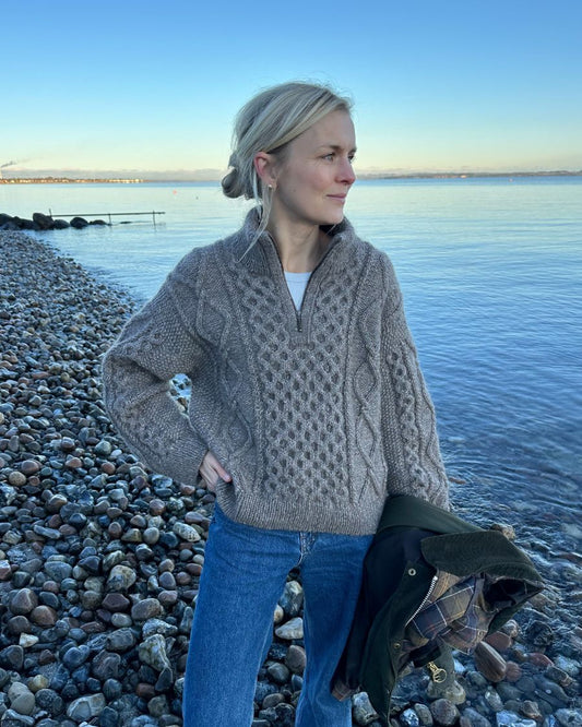 Kuvassa on PetiteKnit Dagmar Zipper Sweater -neuleen ohje (pattern).