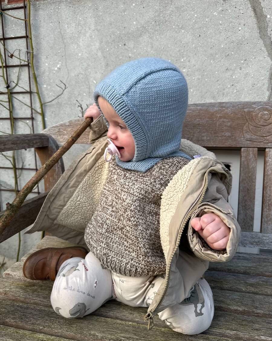 Lapsen päässä PetiteKnit Everyday Balaclava -balaclava sinisenä