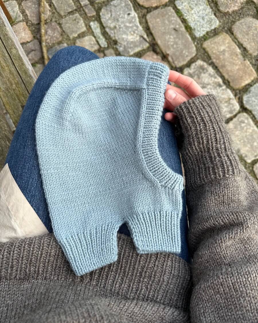 PetiteKnit Everyday Balaclava lasten neuleohje valmiina sinisenä balaclavana