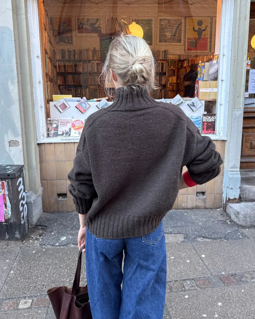 Kuvassa on PetiteKnit Hannah Sweater O neck -neulepusero ja sen ohje (pattern).