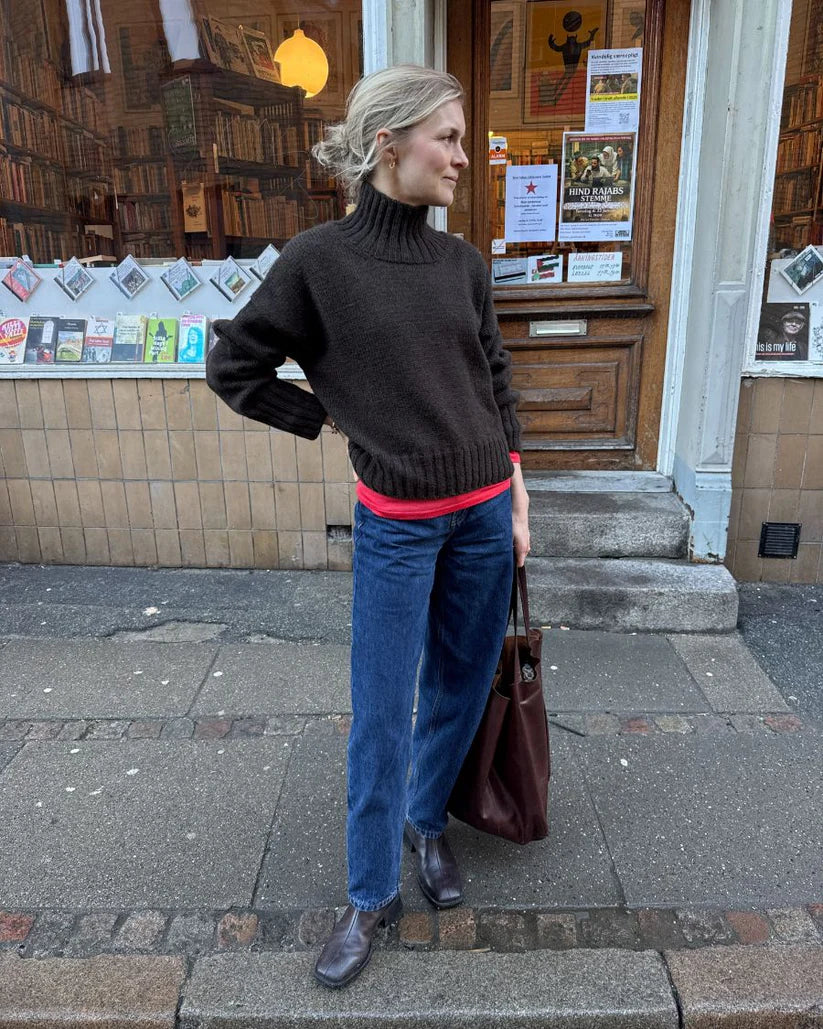 Kuvassa on PetiteKnit Hannah Sweater O neck -neulepusero ja sen ohje (pattern).