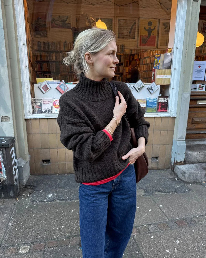 Kuvassa on PetiteKnit Hannah Sweater O neck -neulepusero ja ohje (pattern).