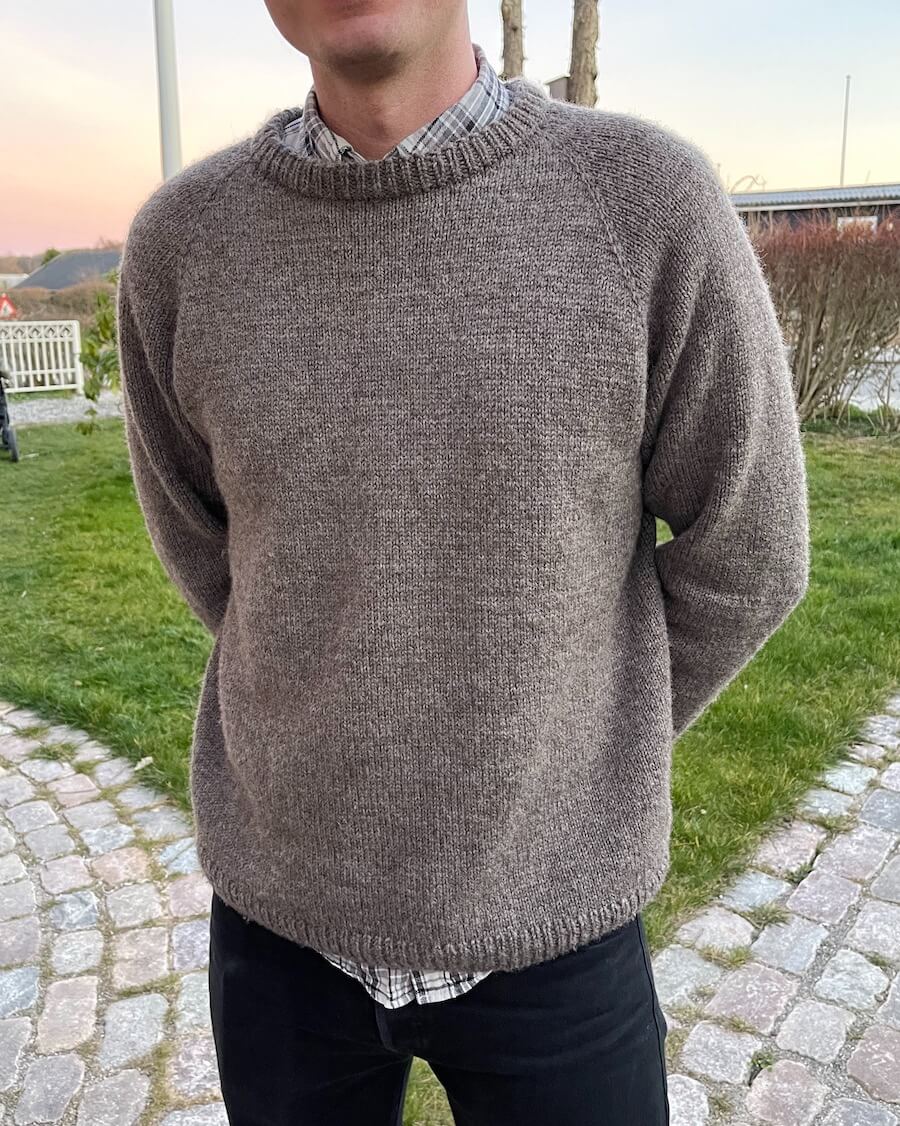 Kuvassa on PetiteKnit Hanstholm Sweater -neuleen ohje (pattern).