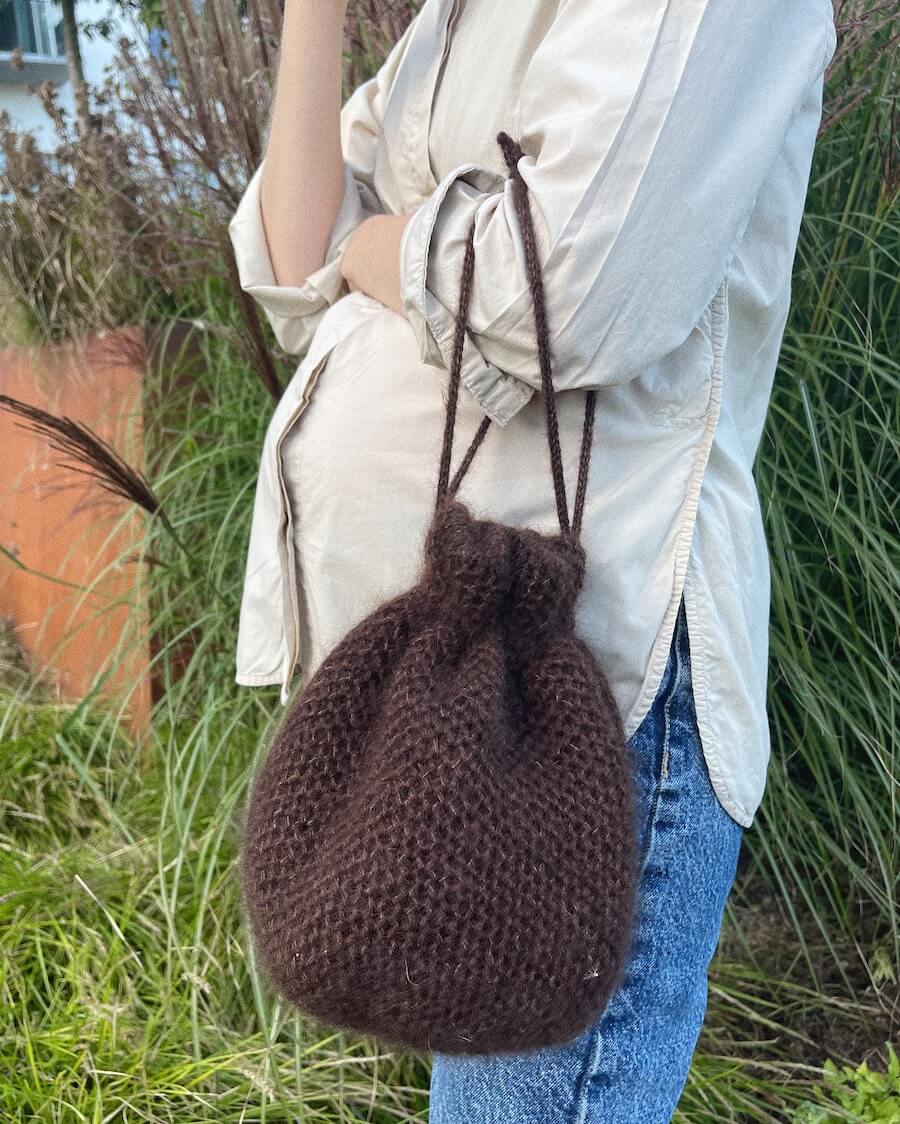 Kuvassa on PetiteKnit Honey Bucket Bag -neuleen ohje (pattern).