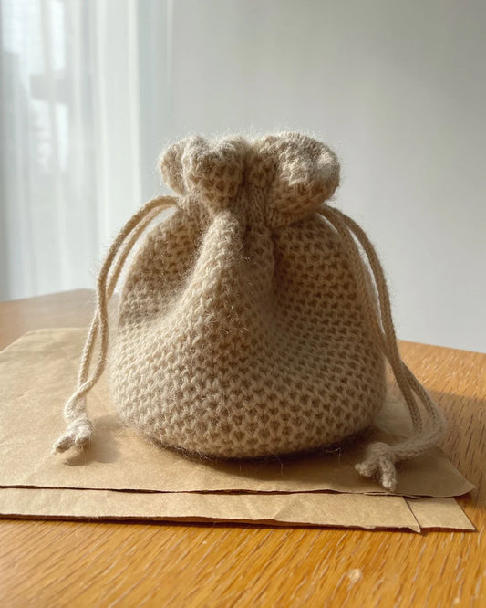 Kuvassa on PetiteKnit Honey Bucket Bag -neuleen ohje (pattern).