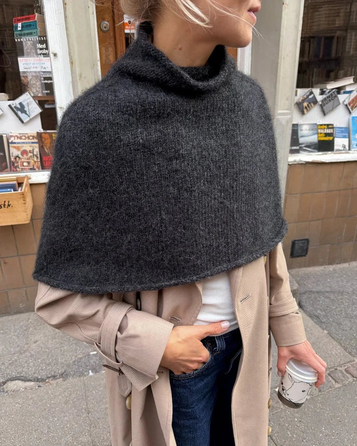 Kuvassa on PetiteKnit Ivy Cape neulottu poncho.