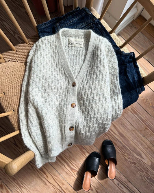 Kuvassa on PetiteKnit Jenny Jacket V-neck -neuleen ohje.
