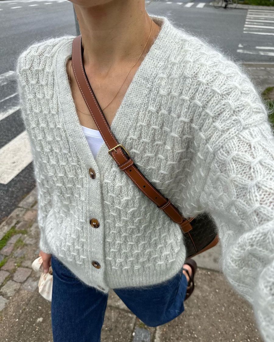 Kuvassa on PetiteKnit Jenny Jacket V-neck -neuleen ohje.