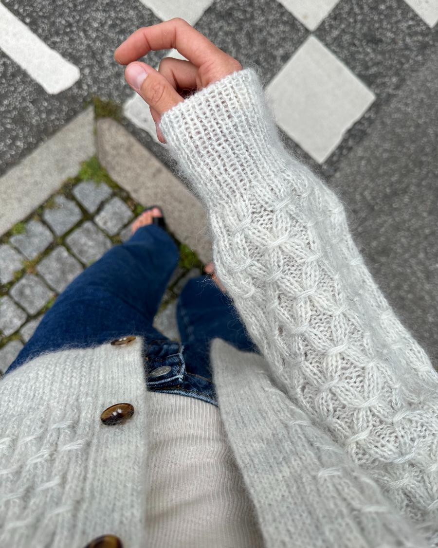 Kuvassa on PetiteKnit Jenny Jacket V-neck -neuleen ohje.