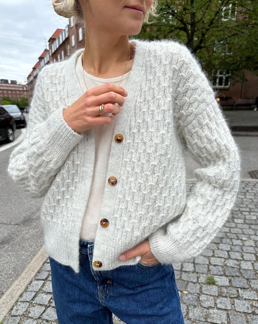 Kuvassa on PetiteKnit Jenny Jacket V-neck -neuleen ohje.