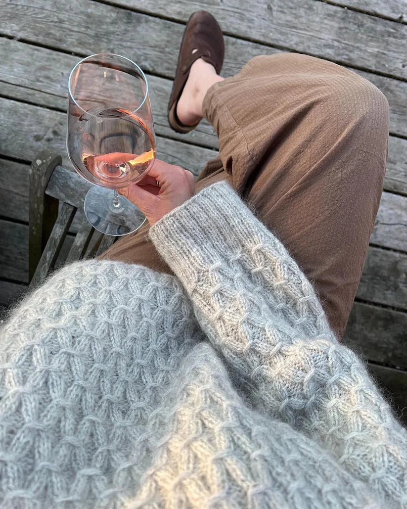 Kuvassa on PetiteKnit Jenny Sweater -neuleen ohje (pattern).