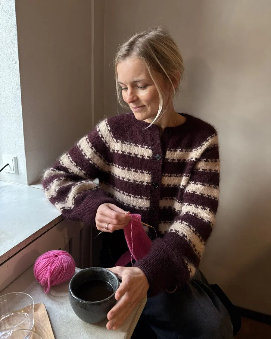 Kuvassa on PetiteKnit Key Cardigan -neuleen ohje (pattern).