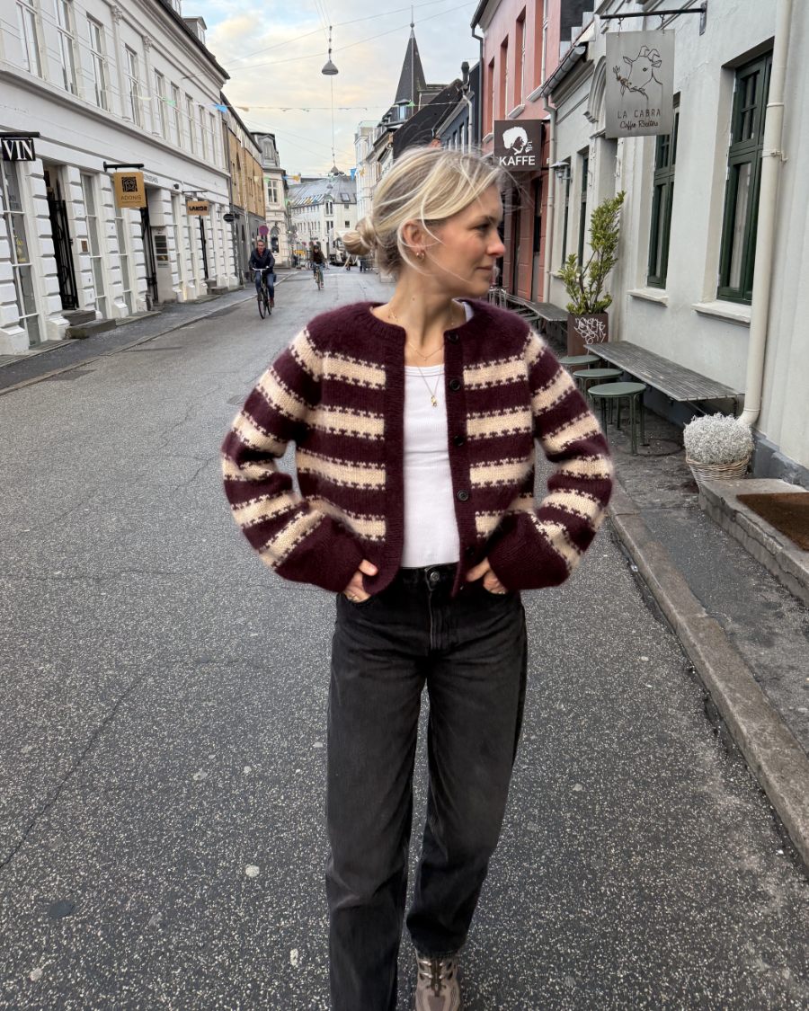 Kuvassa on PetiteKnit Key Cardigan -neuleen ohje (pattern).