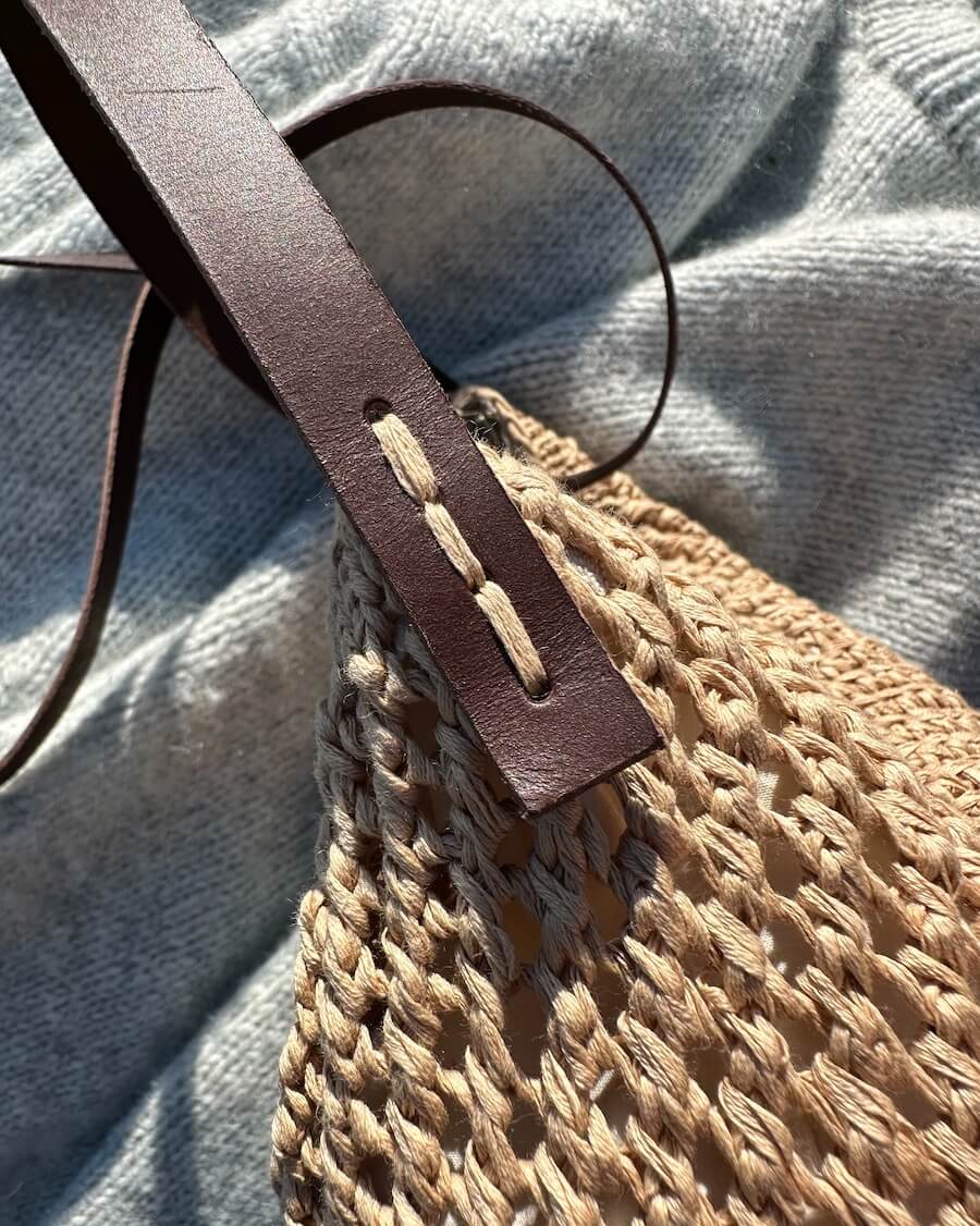 Kuvassa on PetiteKnit Leather strap (nahkainen olkahihna) for Florence Bag.