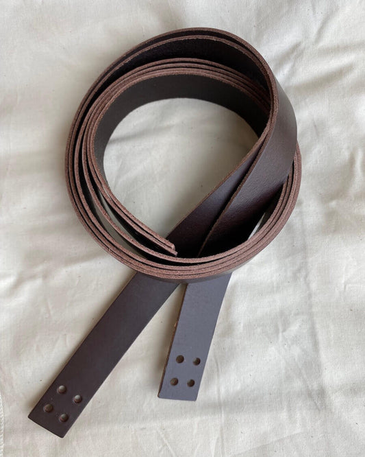 Kuvassa on PetiteKnit Leather straps for French Market Bag värissä Dark brown.