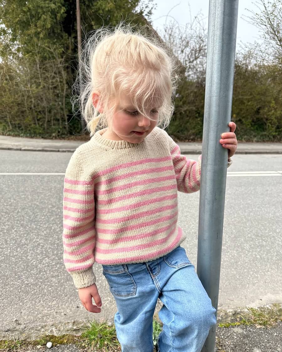 Kuvassa on PetiteKnit Lyon Sweater Junior -neuleen ohje.
