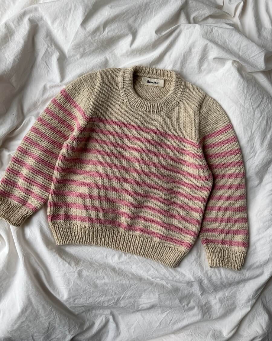 Kuvassa on PetiteKnit Lyon Sweater Junior -neuleen ohje.