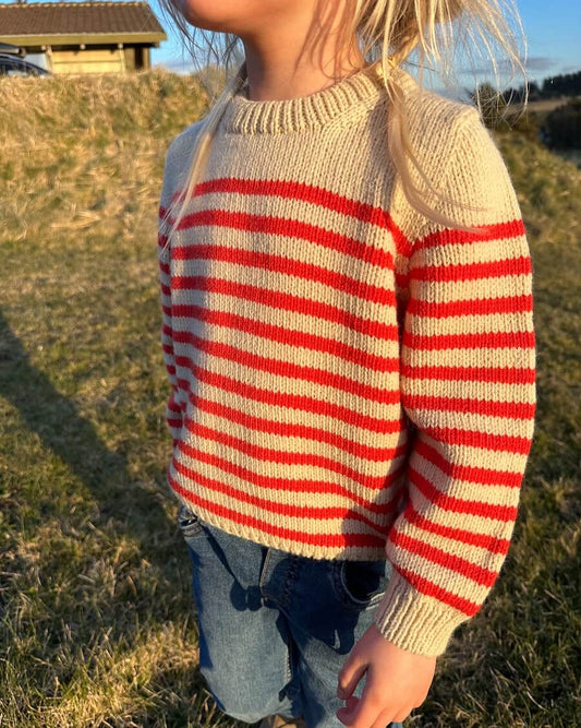 Kuvassa on PetiteKnit Lyon Sweater Junior -neuleen ohje.