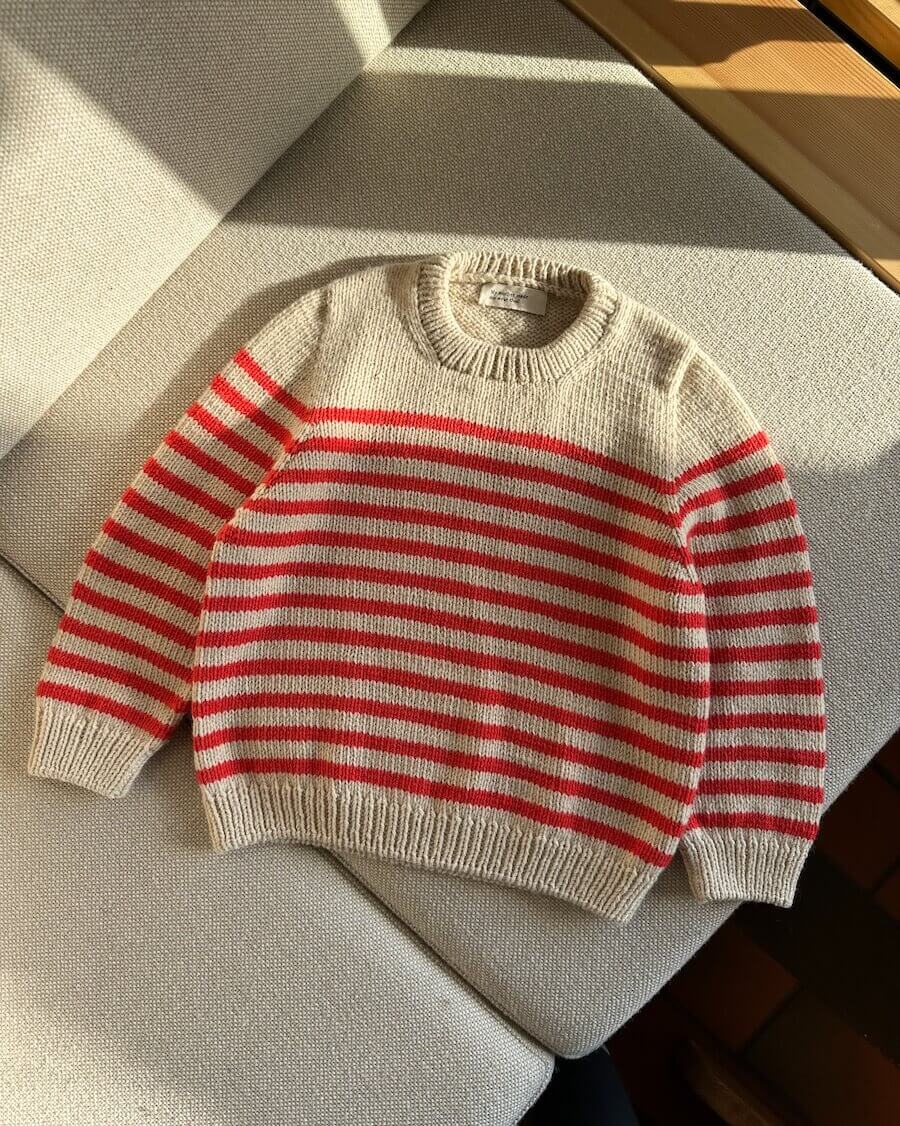 Kuvassa on PetiteKnit Lyon Sweater Junior -neuleen ohje.