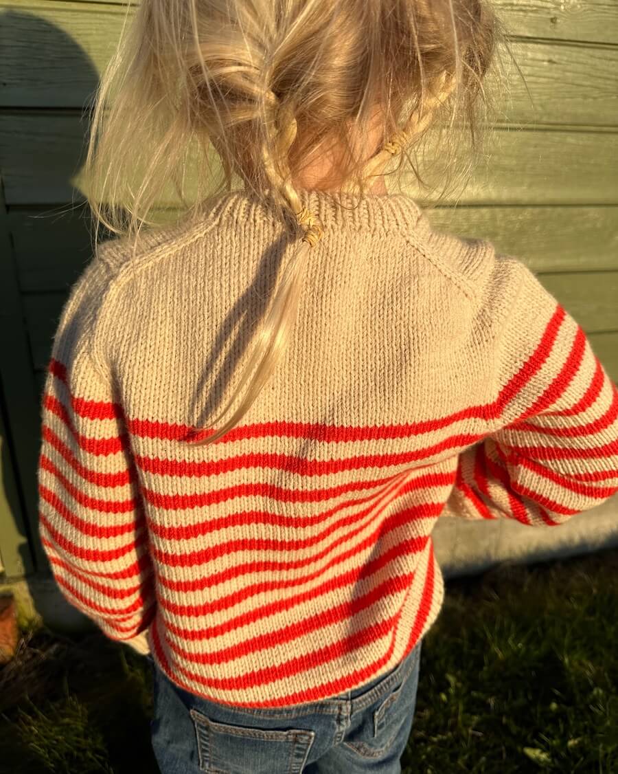 Kuvassa on PetiteKnit Lyon Sweater Junior -neuleen ohje.