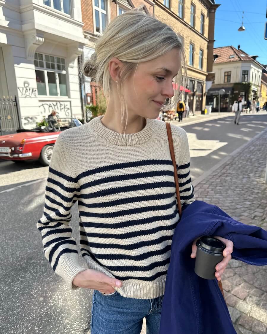 Kuvassa on PetiteKnit Lyon Sweater -neuleen ohje (pattern).