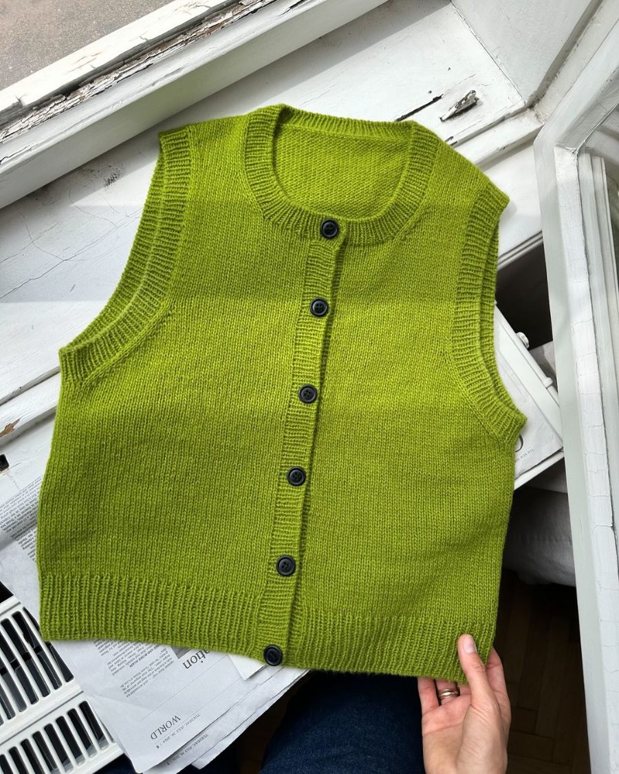 Kuvassa on PetiteKnit Maggie Vest -neuleen ohje (pattern).