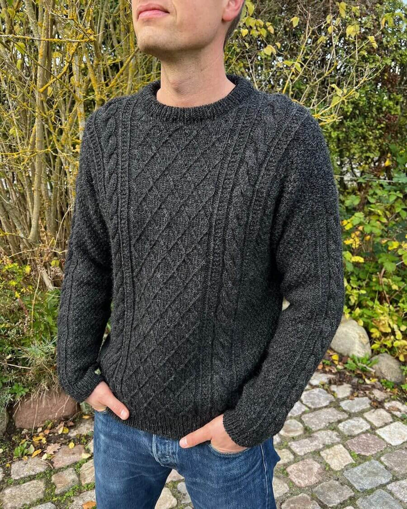 Kuvassa on PetiteKnit Moby Sweater – Man -neuleen ohje (pattern).