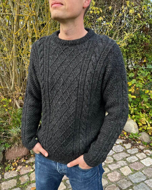 Kuvassa on PetiteKnit Moby Sweater – Man -neuleen ohje (pattern).
