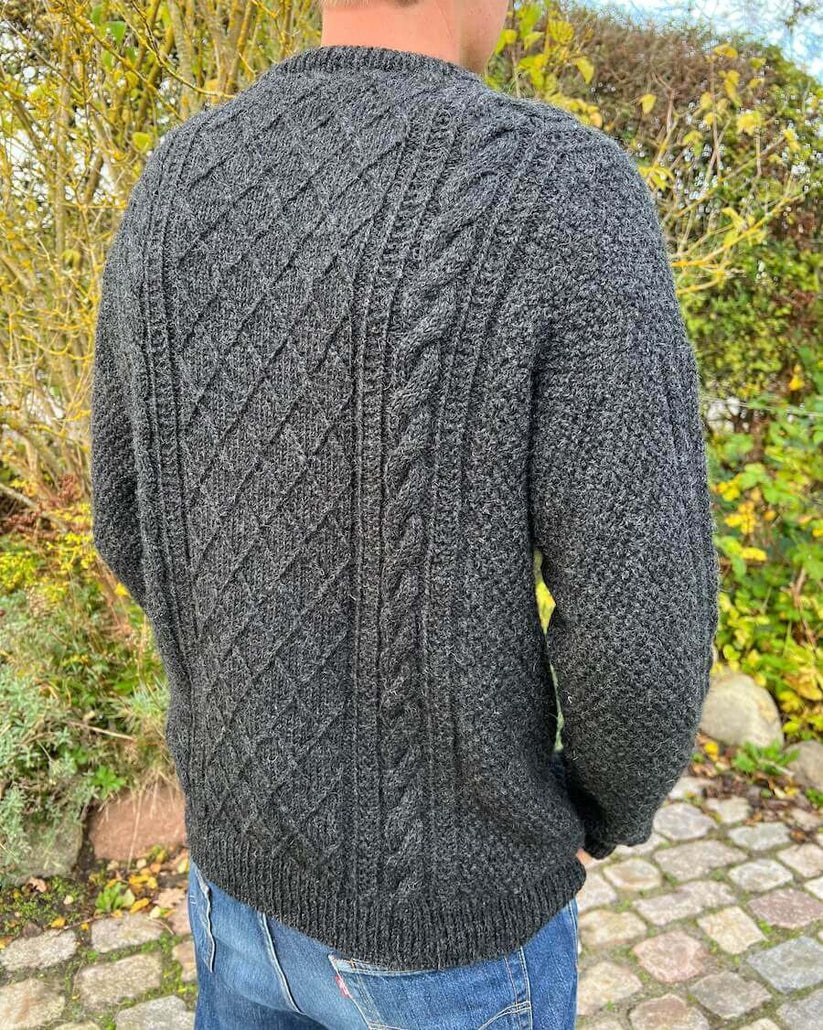 Kuvassa on PetiteKnit Moby Sweater – Man -neuleen ohje (pattern).