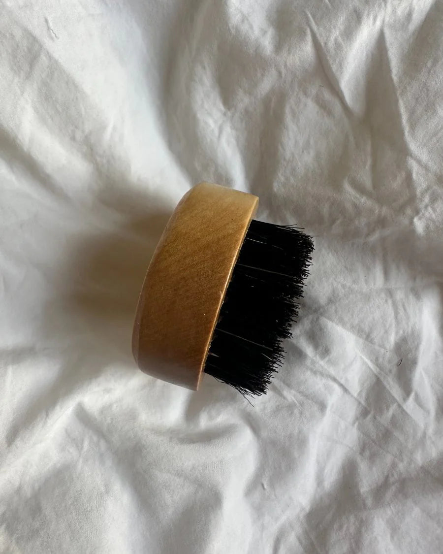 Kuvassa on PetiteKnitin mohairharja (Mohair Brush).