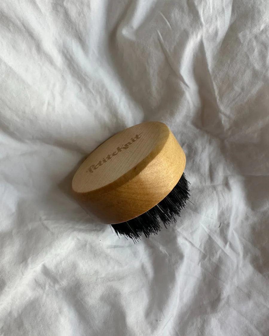 Kuvassa on PetiteKnitin mohairharja (Mohair Brush).