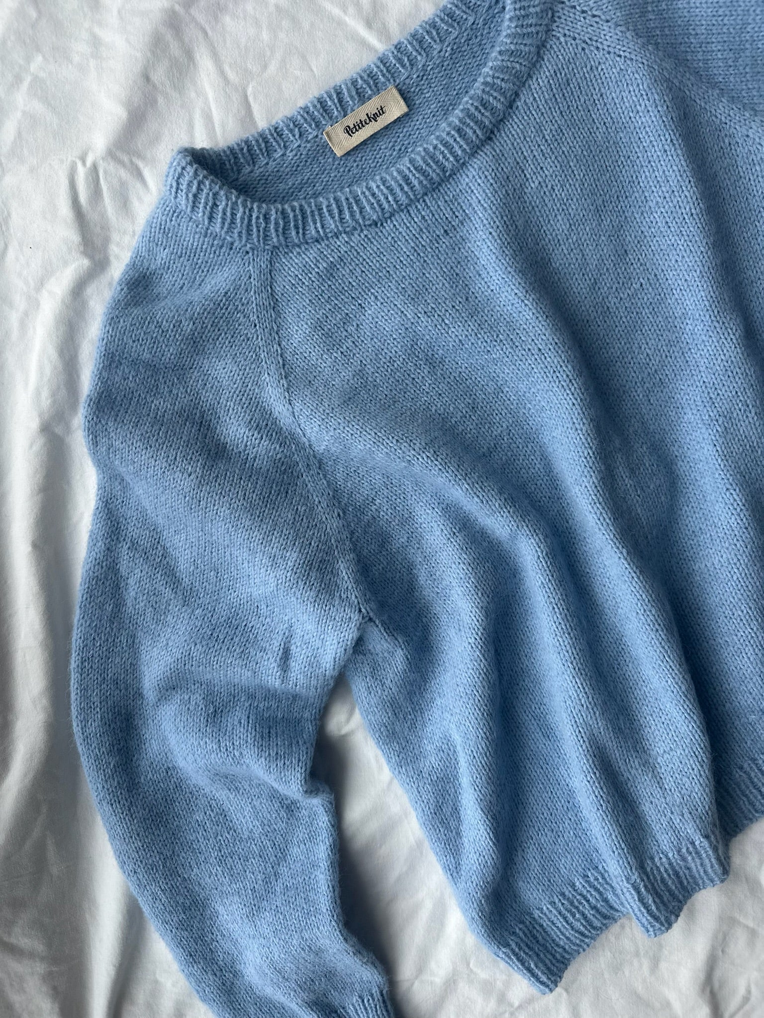 Kuvassa on PetiteKnitin Monday Sweater -neule sinisessä värissä.