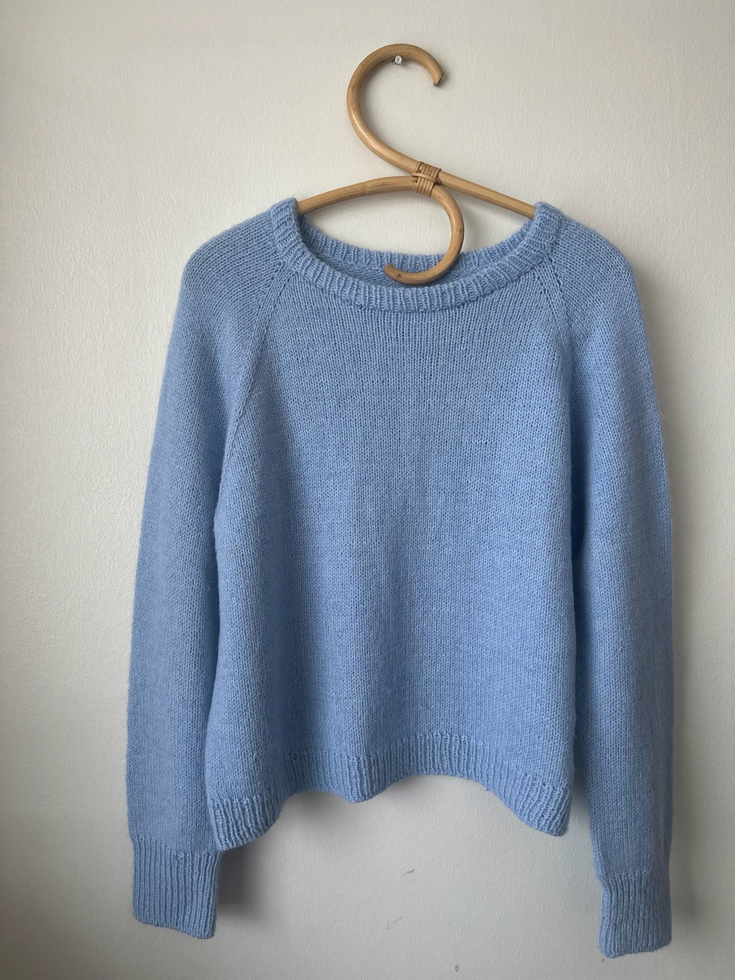 Kuvassa on PetiteKnit Monday Sweater -neuleohje (pattern).