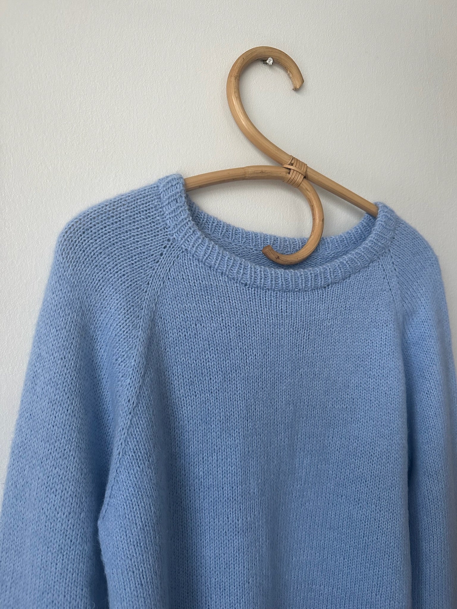 Kuvassa on PetiteKnitin Monday Sweater -neule sinisessä värissä.