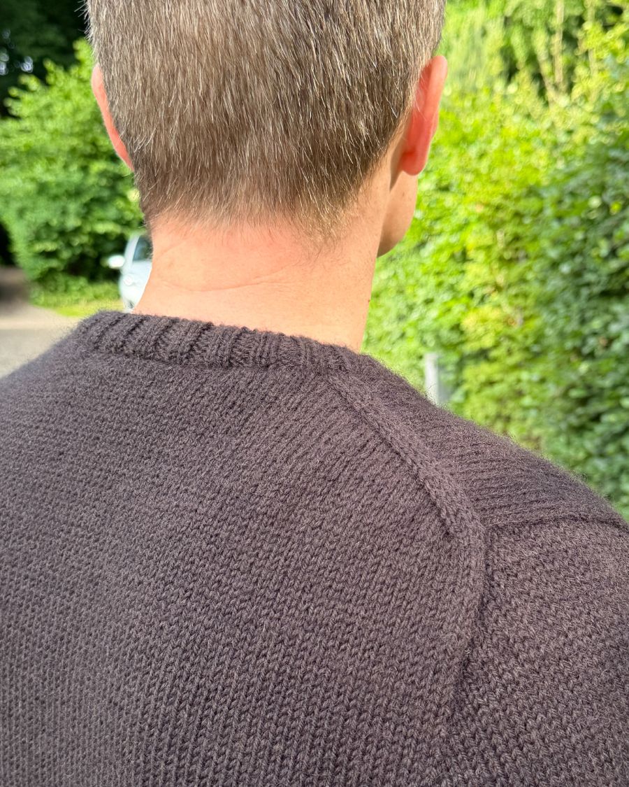 Miehen päällä ruskea PetiteKnit Niels Sweater -neule