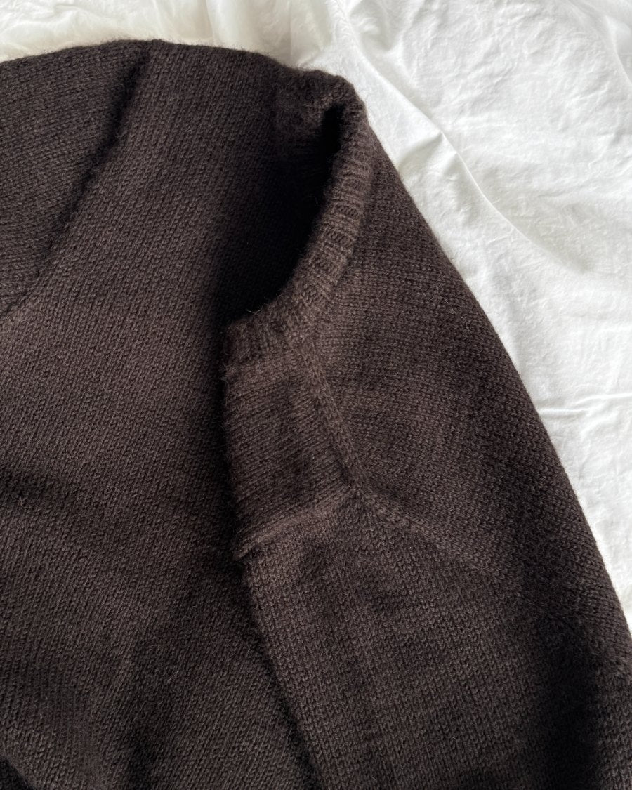 PetiteKnit Niels Sweater -neuleen yksityiskohta ja ribbineulottu pääntie