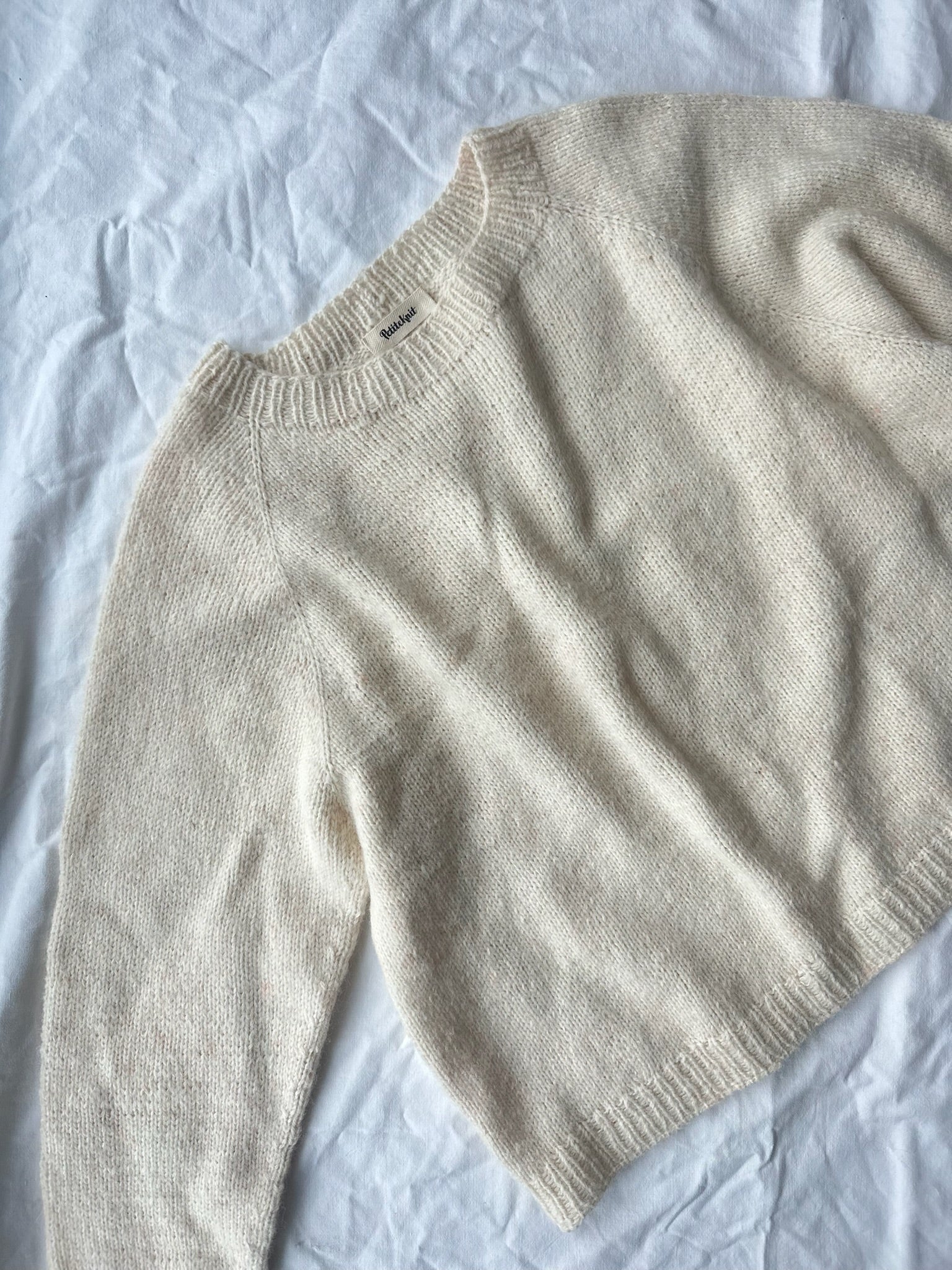 Kuvassa on PetiteKnit No Frills Sweater neule ja ohje (pattern).