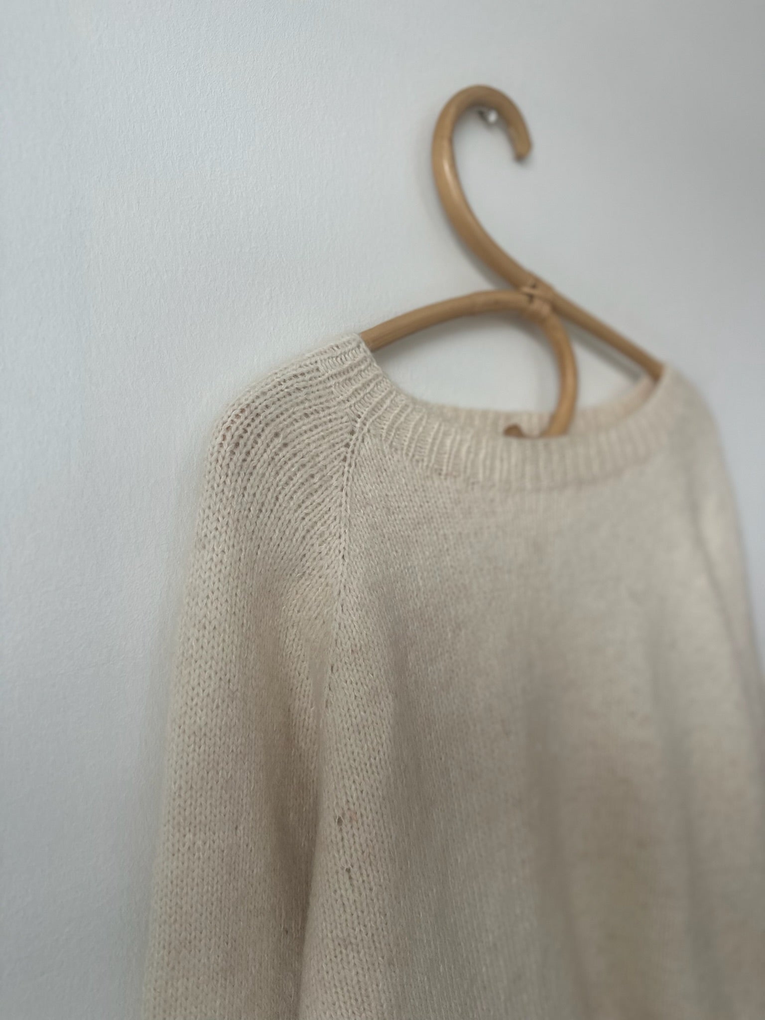 Kuvassa on PetiteKnit No Frills Sweater neuleen ohje (pattern).