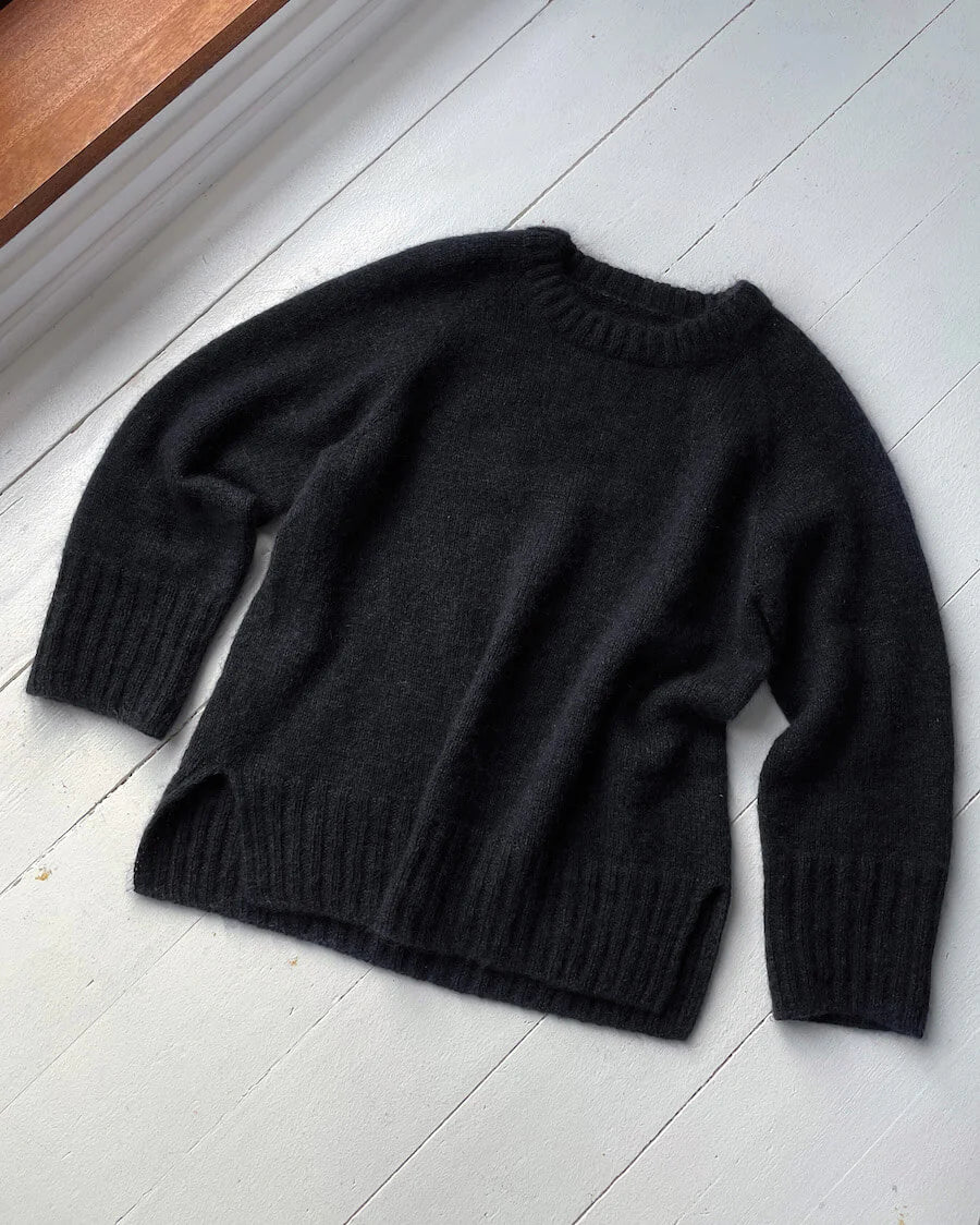 Kuvassa on PetiteKnit October Sweater -neuleohje (pattern).