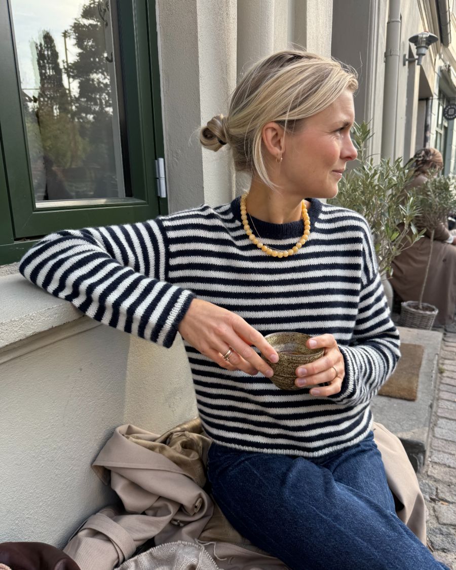 Kuvassa on PetiteKnit Olga Blouse -villapaidan ohje (pattern).