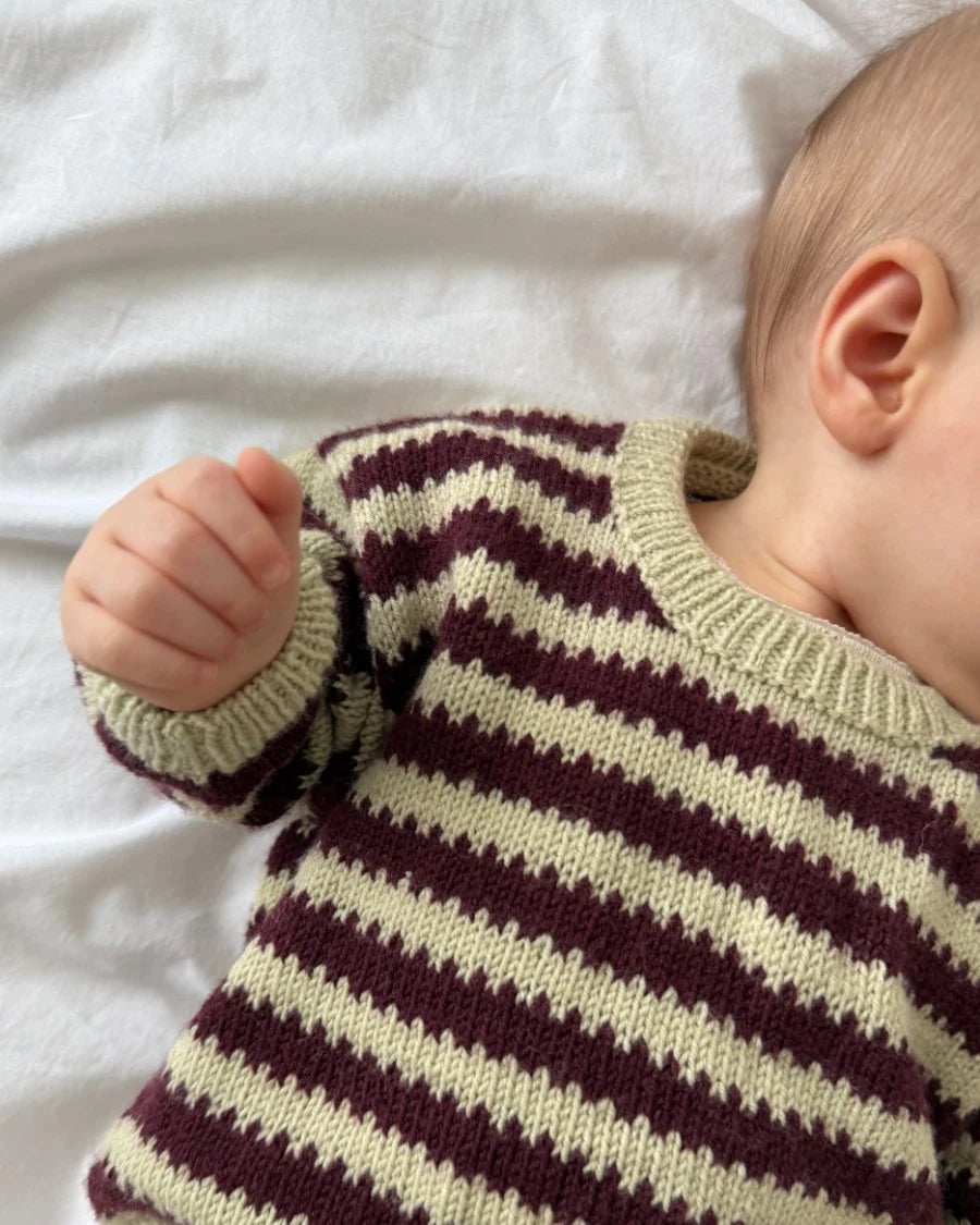 Vauvan päällä PetiteKnit Otto Sweater Baby -neule ruskeilla raidoilla
