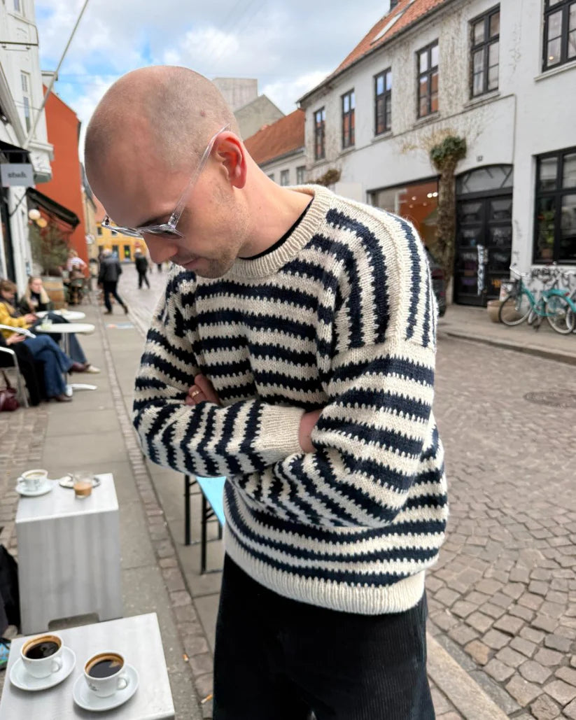 Kuvassa on PetiteKnit Otto Sweater Man -neule ja sen ohje (pattern).