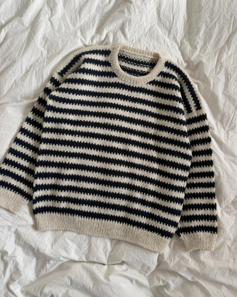 Kuvassa on PetiteKnit Otto Sweater Man -neule ja sen ohje (pattern).