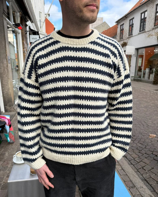 Kuvassa on PetiteKnit Otto Sweater Man -neule ja sen ohje (pattern).